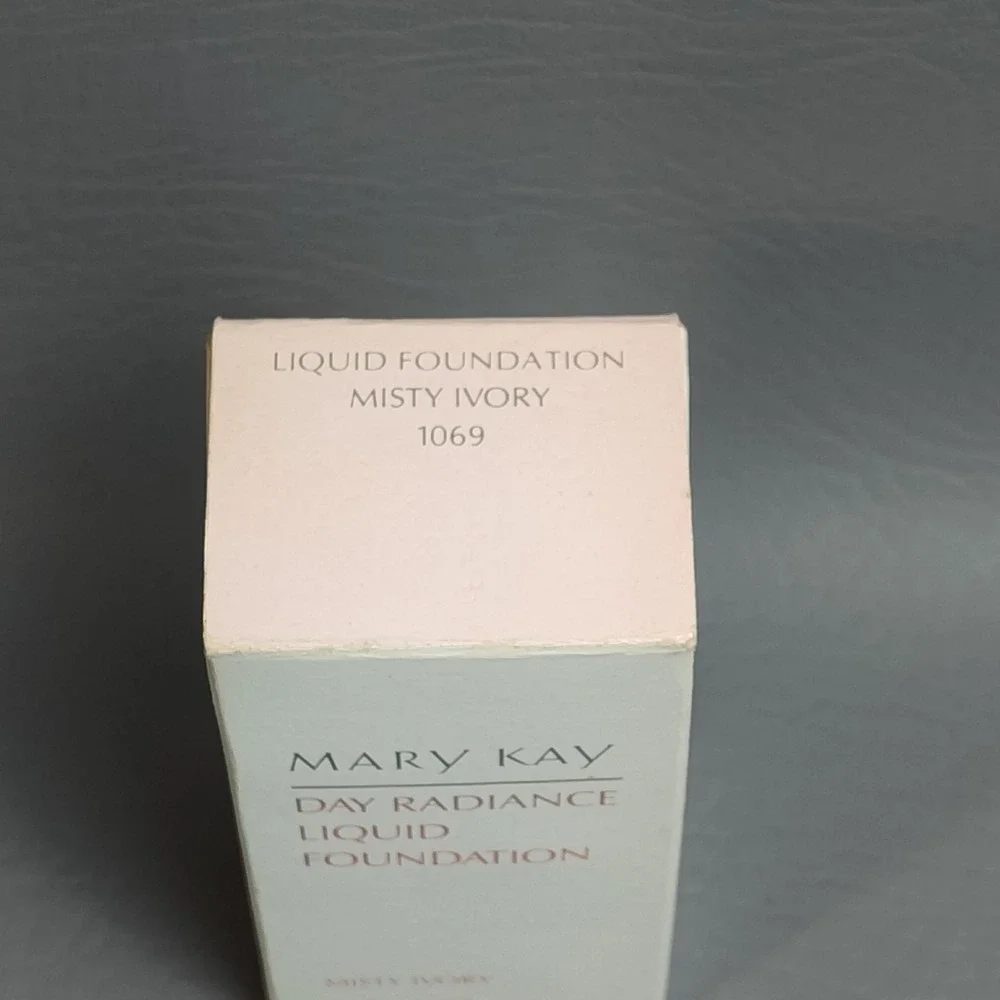 Mary‎ Kay Day Radiance Liquid Foundation Misty Ivory 1069 NEW in Box